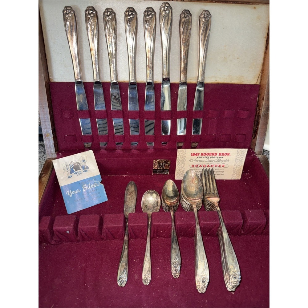 34 pc 1847 Rogers Bros " Daffodil " Silverware Flatware IS Setting For 8
